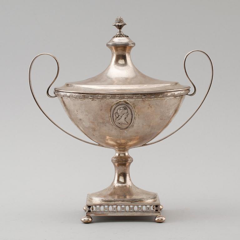 STRÖSOCKERSKÅL, silver, C.G Hallberg, Stockholm 1905. Vikt ca 612 g.