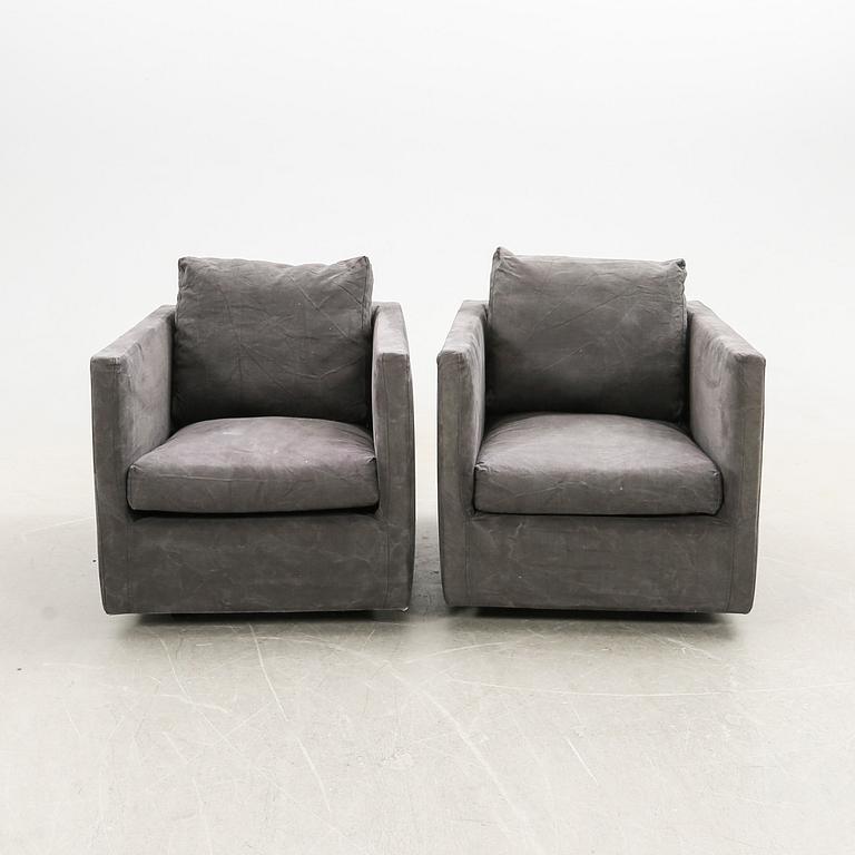 Jens Juul Eilersen fåtöljer ett par Box 2000-tal.