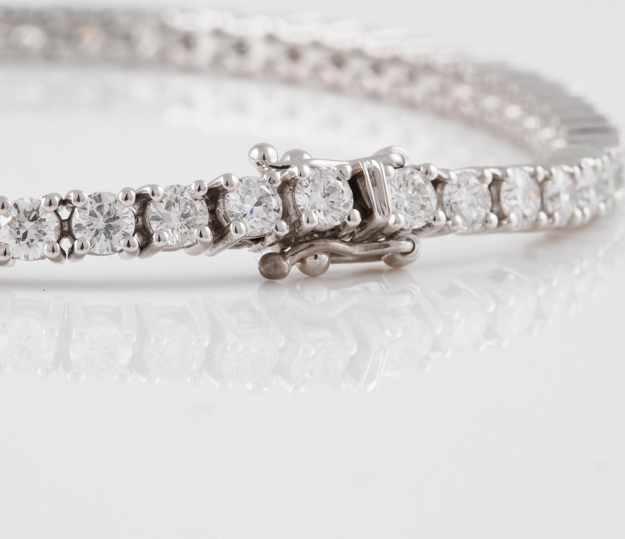ARMBAND, 18K vitguld med briljantslipade diamanter ca 5.13 ct. Vikt 12,3 gram.