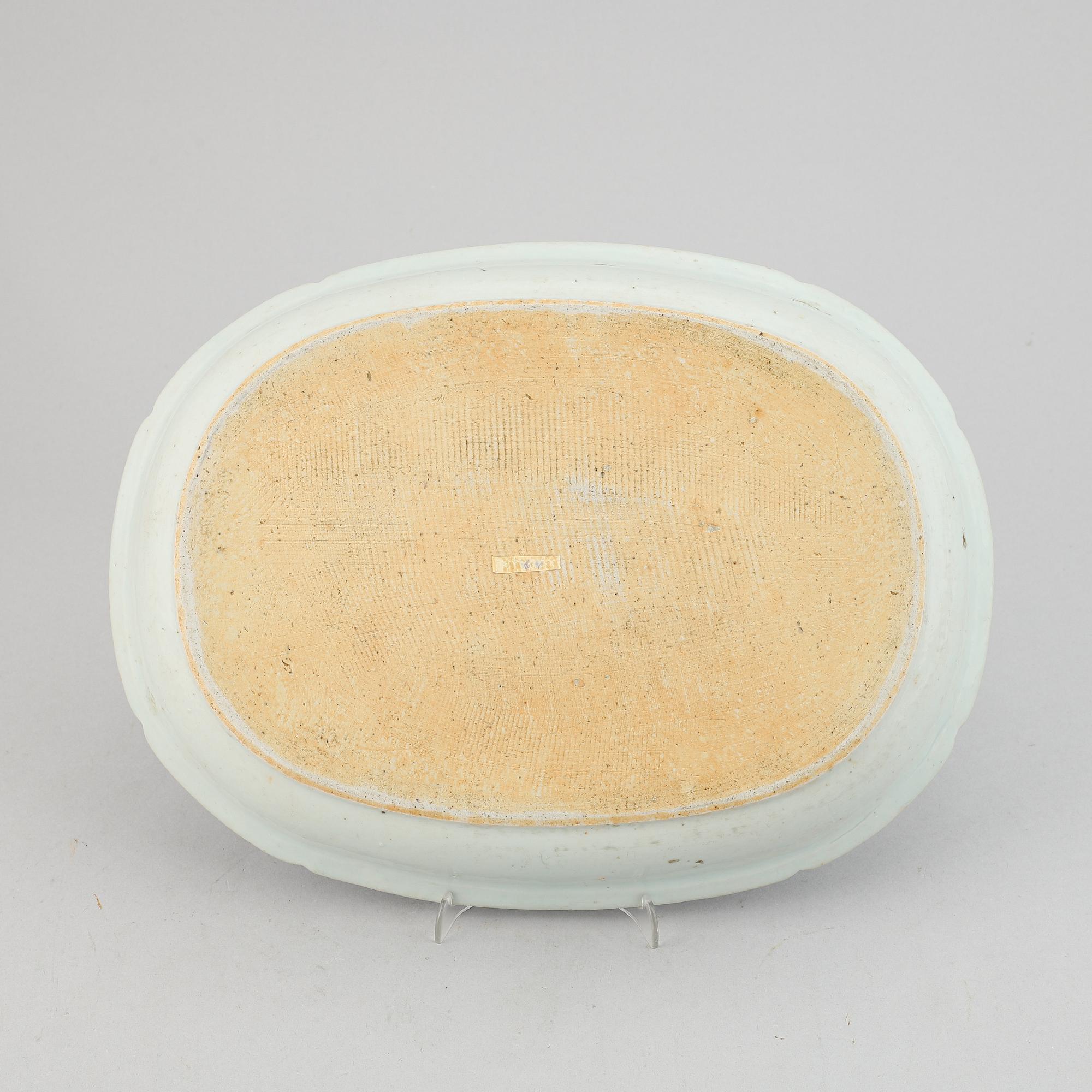 Skålfat, ovalt, kompaniporslin. Qingdynastin, Qianlong (1736-95).