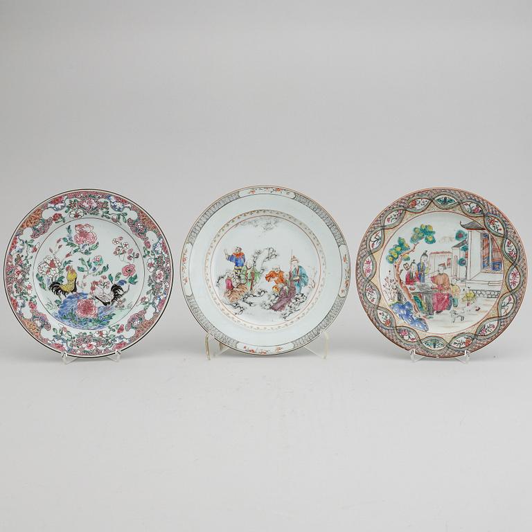 TALLRIKAR, tre stycken, kompaniporslin. Qingdynastin, Qianlong (1736-95).