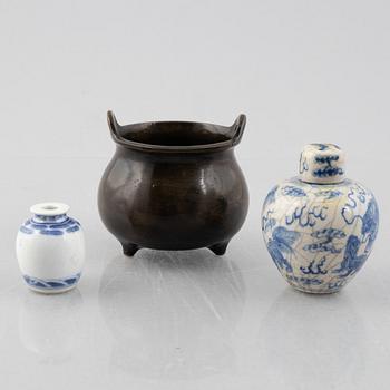 Rökelsekar, brons, samt två miniatyrurnor, porslin, Kina, sen Qingdynasti/omkring 1900.