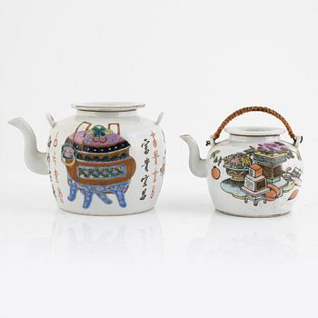 A group of four Chinese porcelain teapots and a coffeepot, late Qing dynasty/20th century.