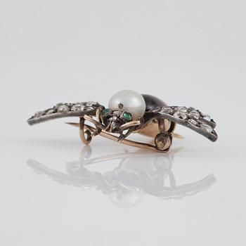 BROSCH med gammalslipade diamanter, smaragder, granat och troligen äkta pärla i form av en fluga. Sent 1800-tal.