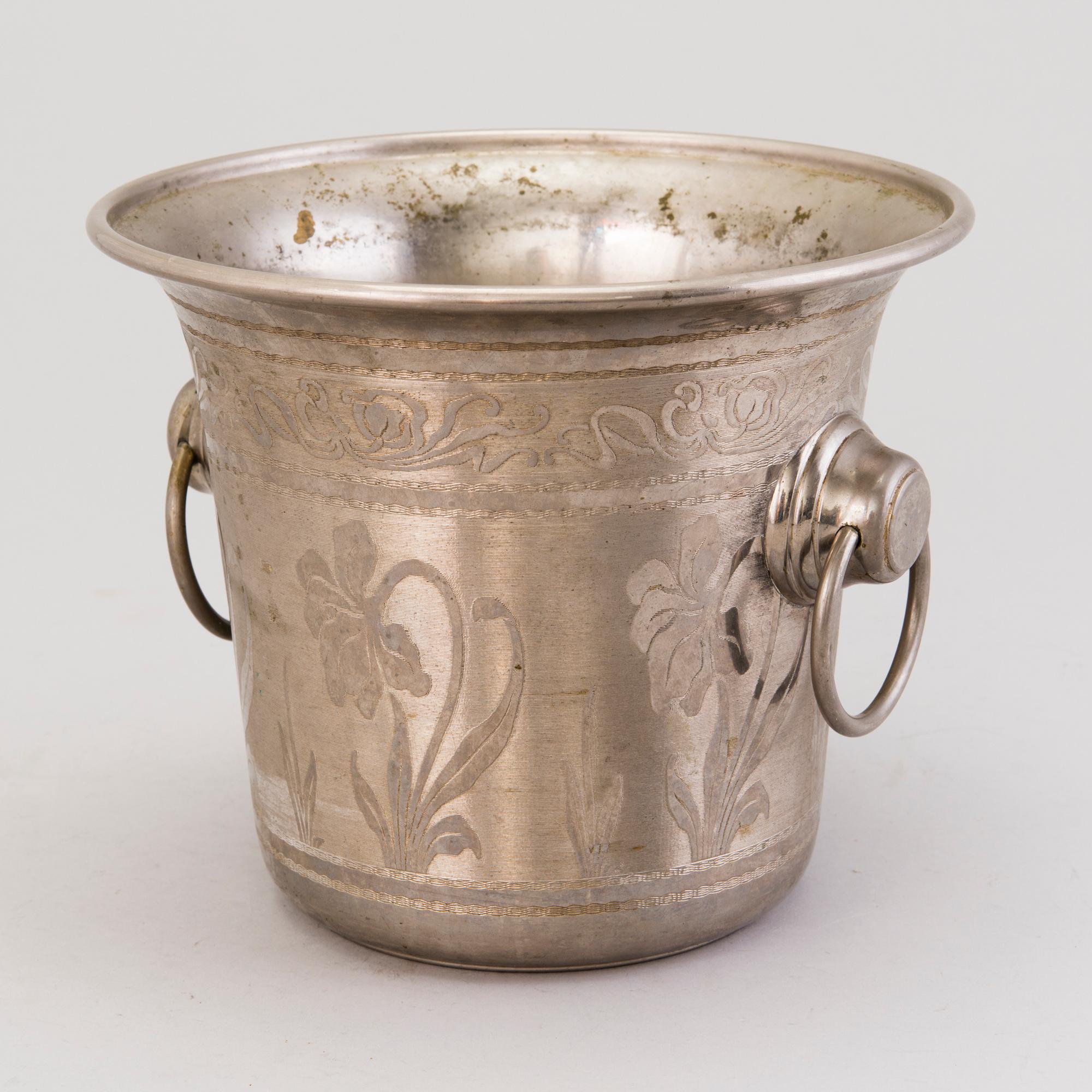An early 20th Century Champagne bucket.