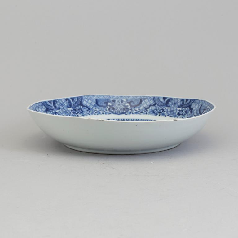 A blue and white octagonal dish, Qing dynasty, Qianlong (1736-95).