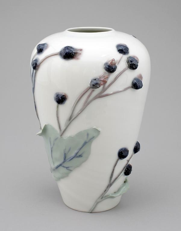 VAS, porslin, jugend, trol Rörstrand, 1900-talets början.