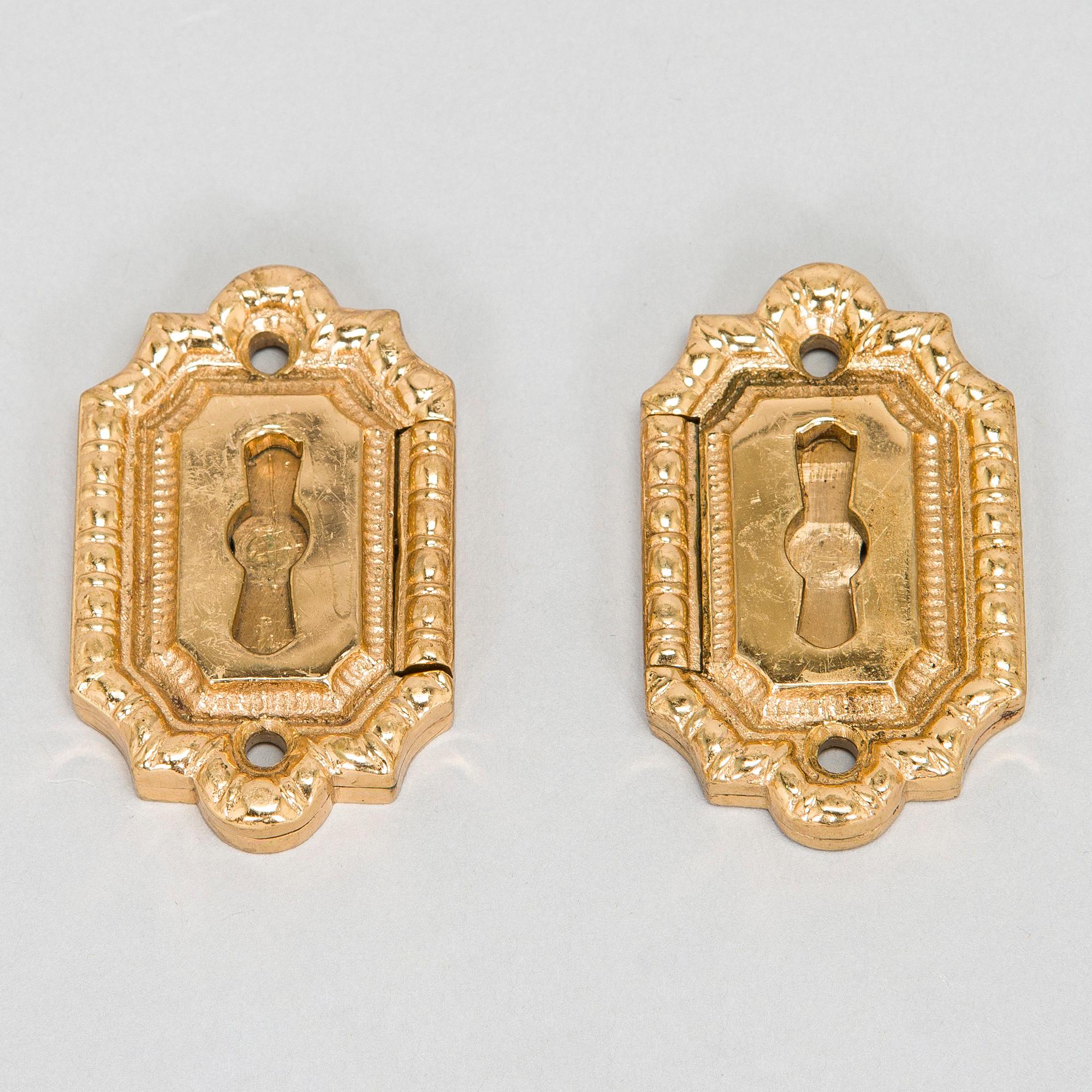 Pair of late 19th/early 20th Century door handles and keyhole fittings.