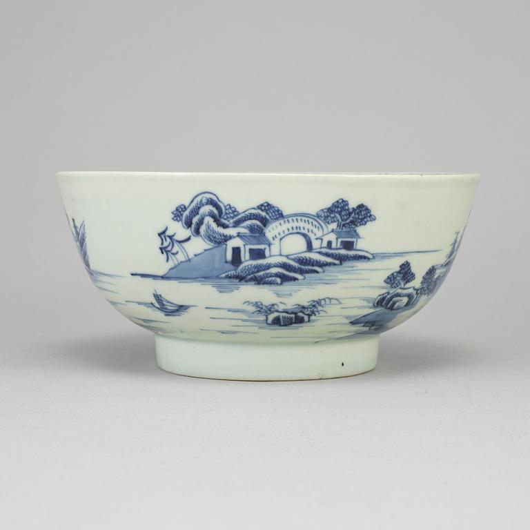 A blue and white bowl, Qing dynasty, Qianlong (1736-95).