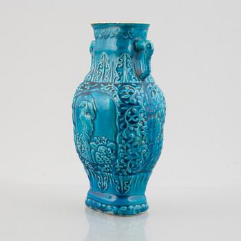 A Chinese turquoise glazed porcelain vase, late Qing dynasty / early 20th century.