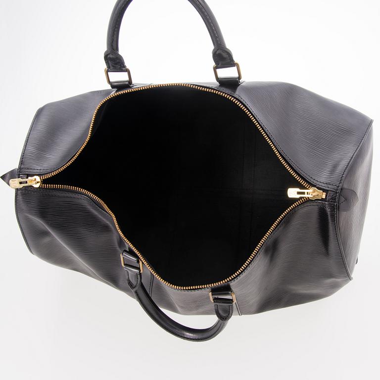 LOUIS VUITTON A BLACK EPI LEATHER KEEPALL 50 TRAVEL BAG.