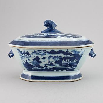 A blue and white tureen with cover, Qing dynasty, 19th Century.