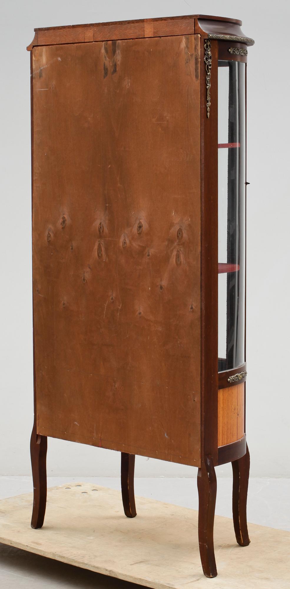 VITRINSKÅP, Louis XVI-stil, 1900-talets andra hälft.