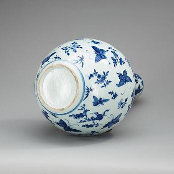 A blue and white vase, Qing dynasty, 19th Century.