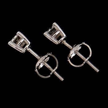 ÖRHÄNGEN, 1 par, 14 k vitguld. Briljantslipade diamanter tot ca 0.33 ct.