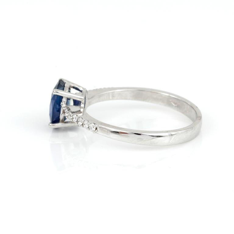 RING, 18K vitguld med ovalslipad safir ca 1,64 ct och briljantslipade diamanter tot ca 0,11 ct. Vikt 2,80 g.