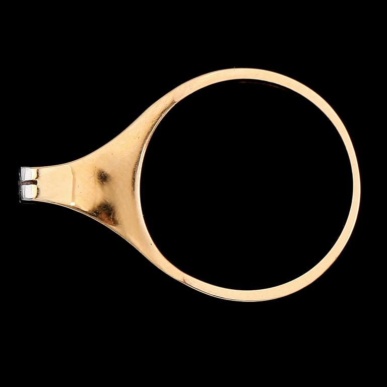 RING, 18 k guld, Stigbert, 1965 med 2 briljantslipade diamanter 0.04 ct enligt gravyr. Total vikt ca 4 gram.