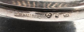 SOCKERSKÅLAR, ett par, silver, CG Hallberg, Stockholm 1897. Tot. vikt ca 945,5 g.