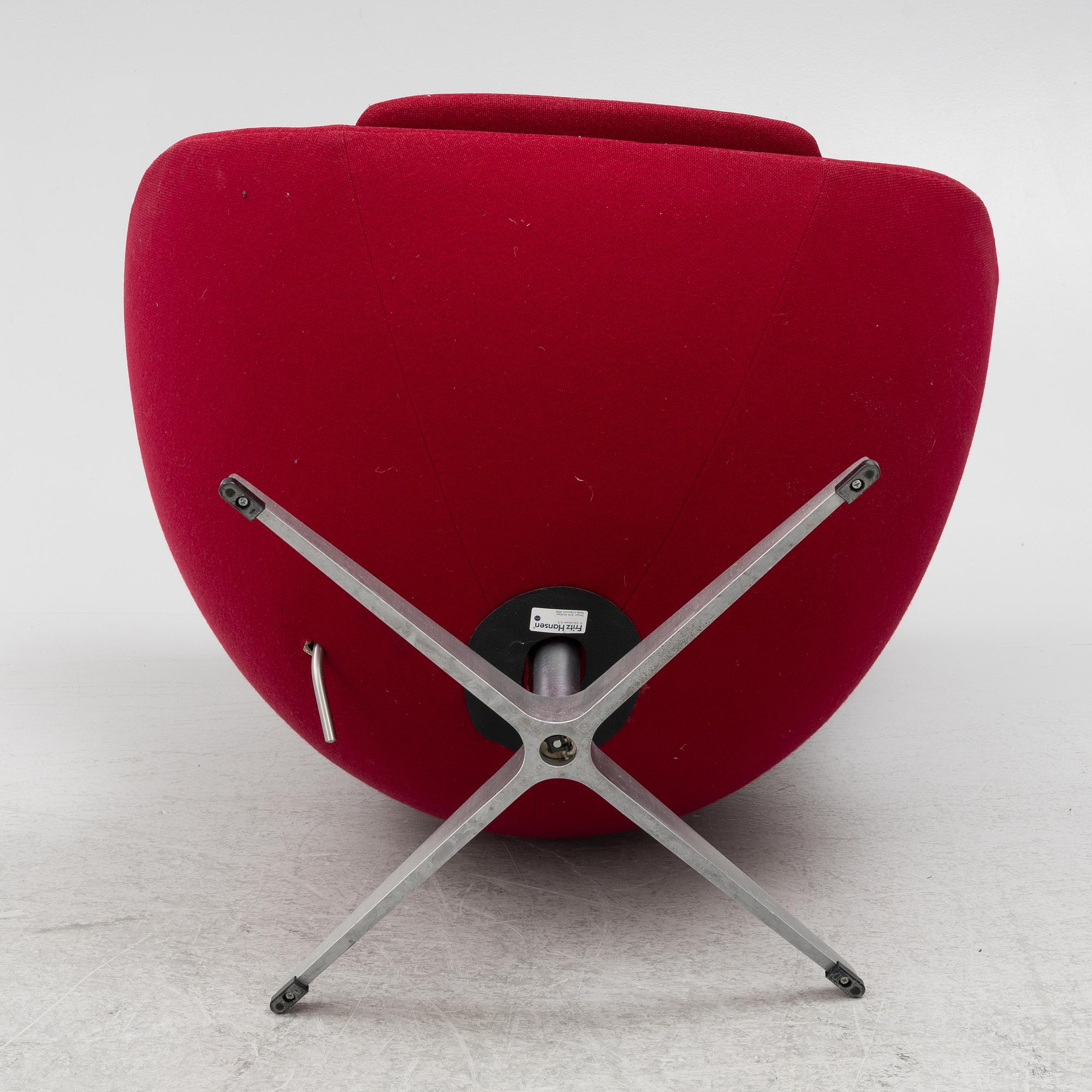 Arne Jacobsen, an armchair with footstool, "The Egg", Fritz Hansen, Danmark, 2000.