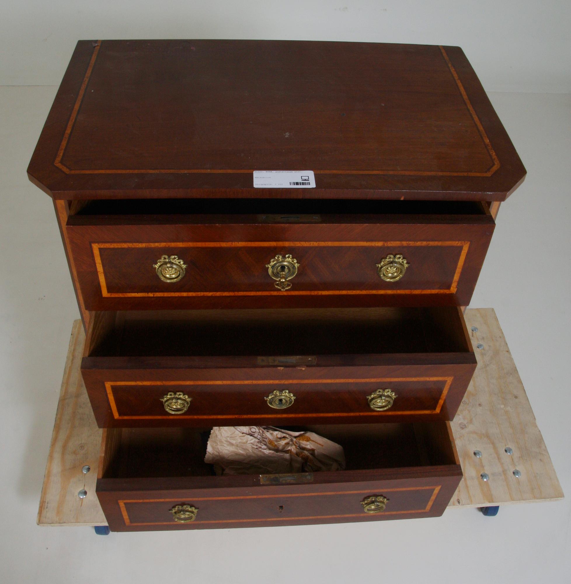 BYRÅ, gustaviansk stil.