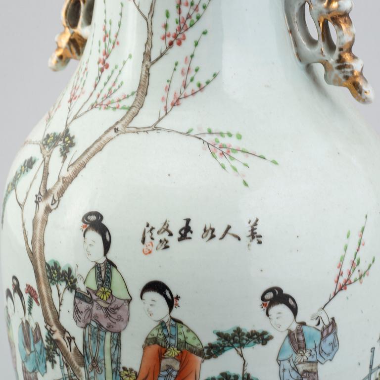 A Chinese vase, 20th Century.