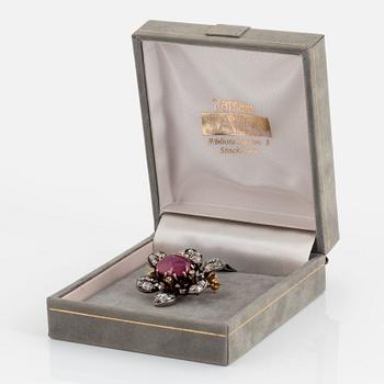 Brosch med en cabochonslipad rubin ca 4.00 ct och gammalslipade diamater.