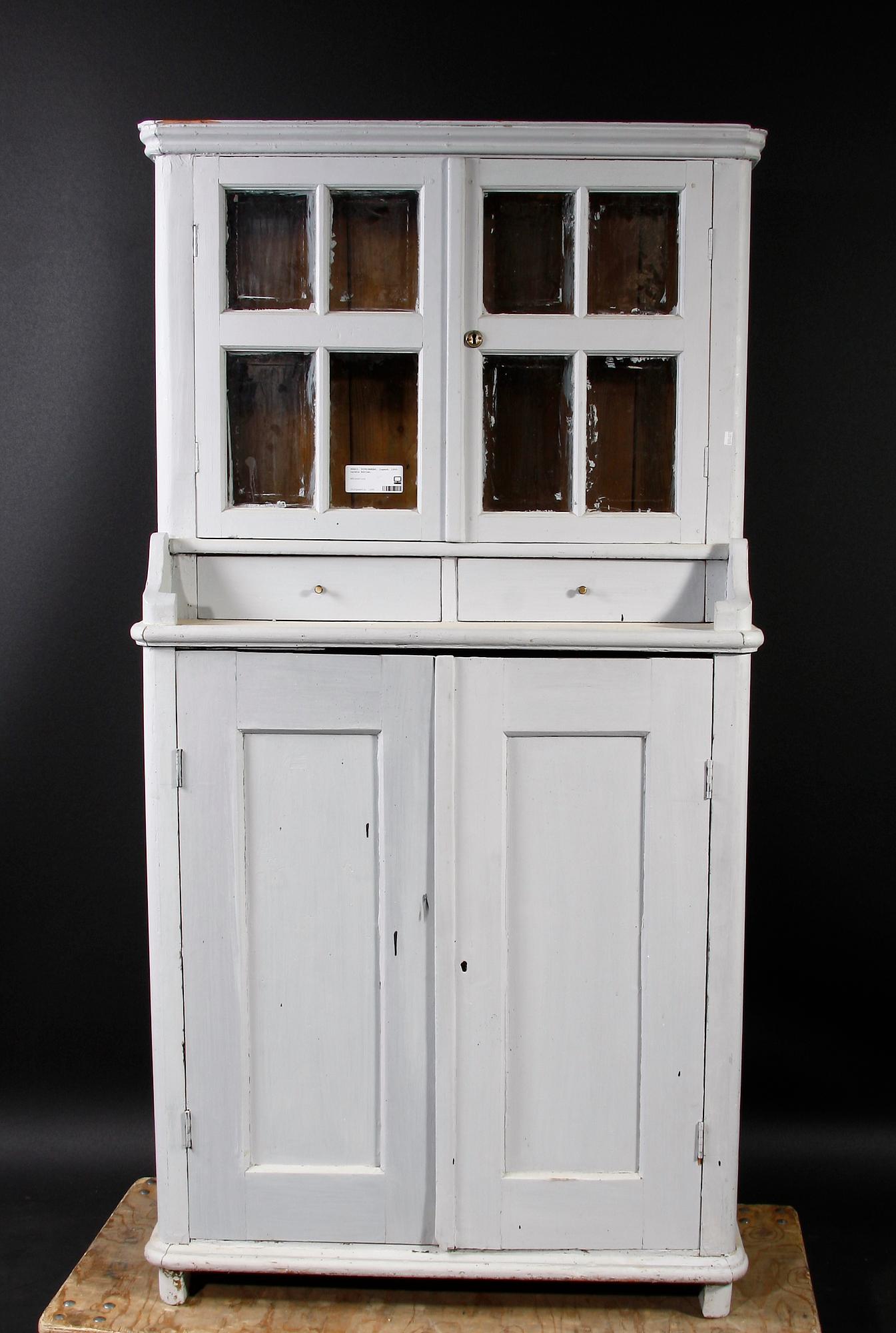 VITRINSKÅP, 1800-tal.