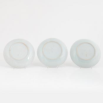 Skålfat, tre stycken samt skålar, två stycken, porslin, Kina, Qingdynastin, Qianlong (1736-95).