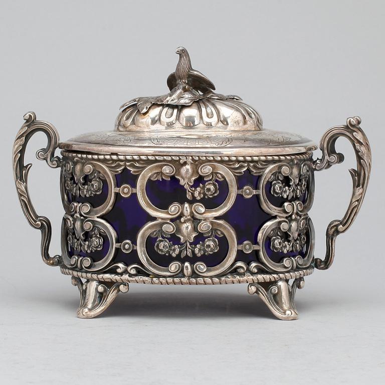 SOCKERSKÅL, silver och glas, troligen Frankrike, svenska imporstämplar, omkr sekelskiftet 1900. Vikt ca 194g utan glas.