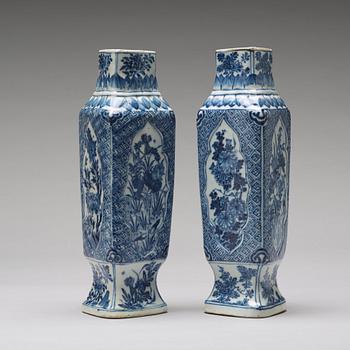 A pair of blue and white vases, Qing dynasty, Kangxi (1662-1722).