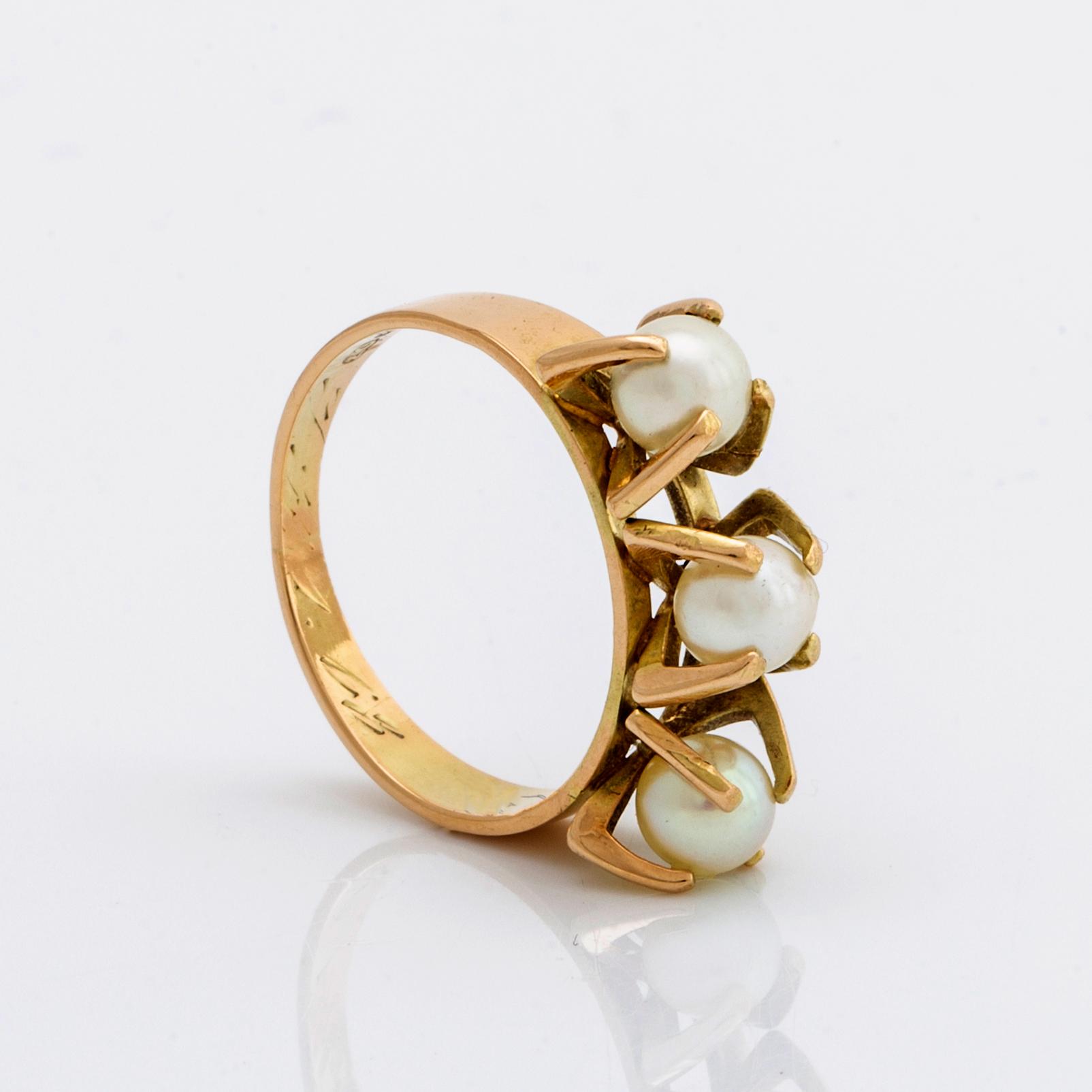 Elis Kauppi, ring 14K guld med 3 odlade pärlor ca 4 mm, Kupittaan Kulta 1967 Finland.