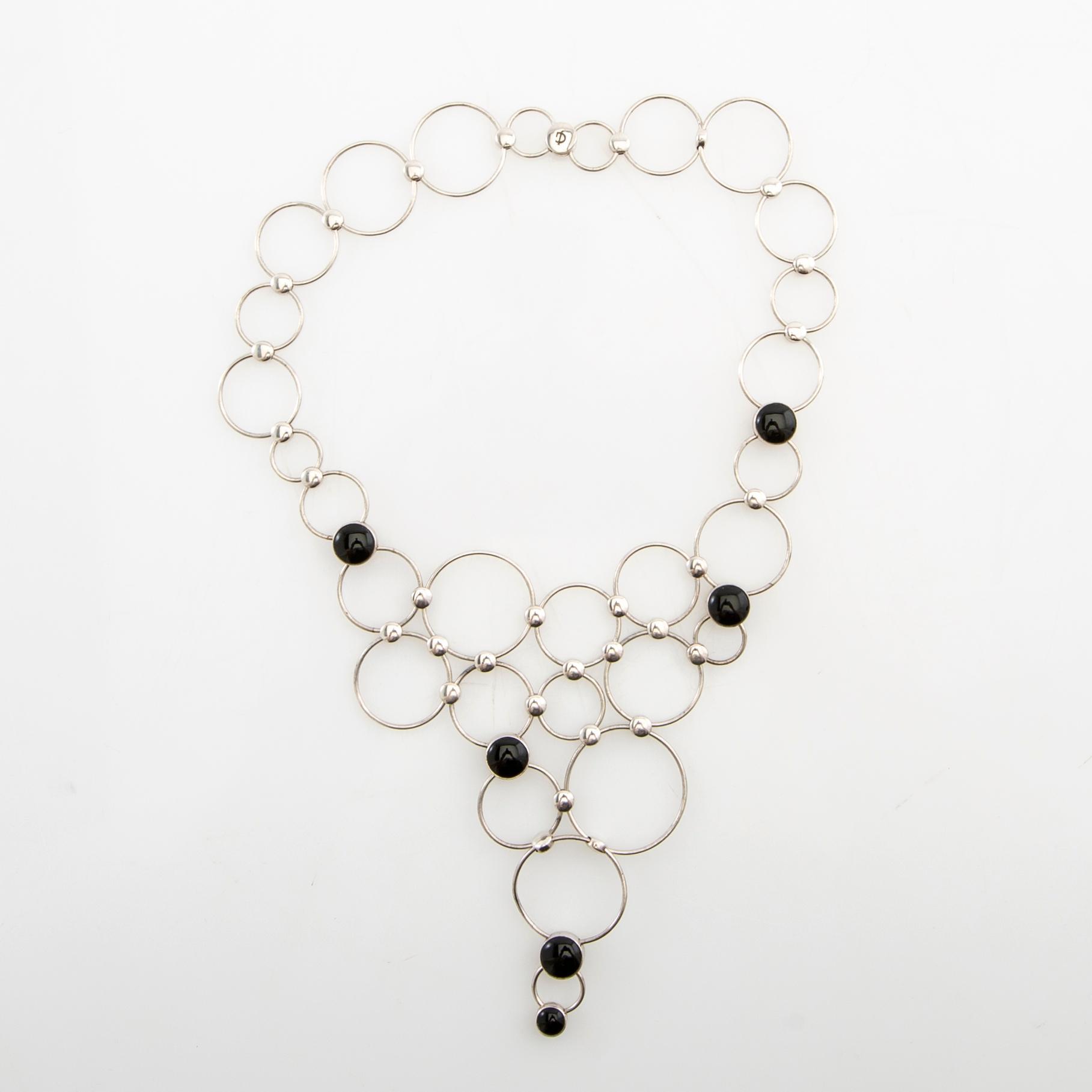 Regitze Overgaard, Collier av silver med slipad onyx, Georg Jensen.