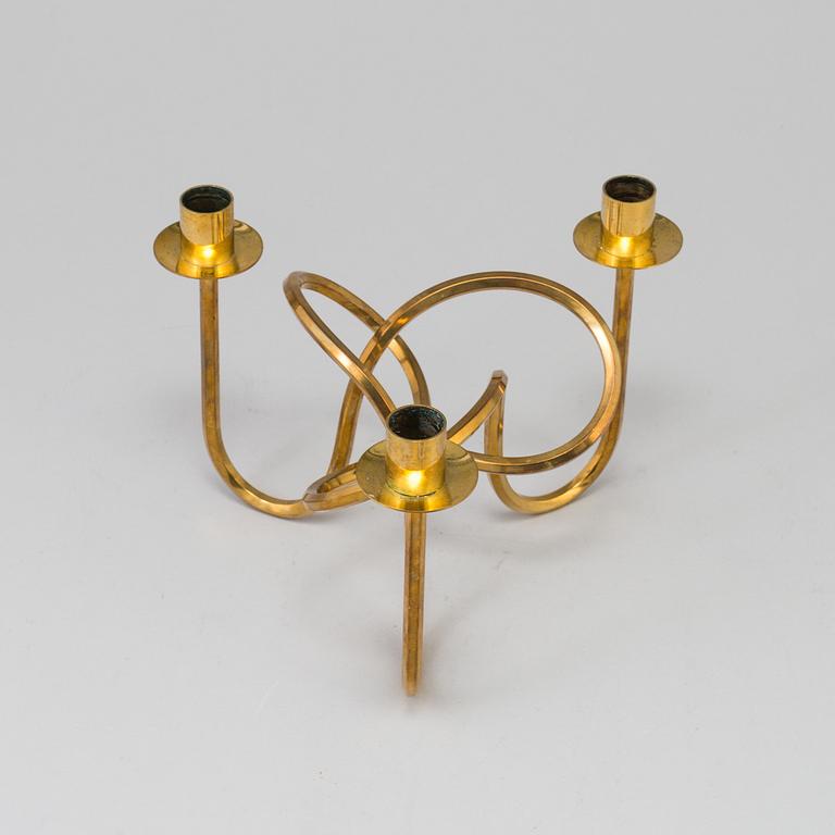 JOSEF FRANK, ljusstake, mässing ”Vänskapsknuten”, Firma Svenskt Tenn, 1900-tal.