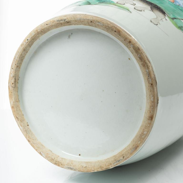 A Chinese porcelain vase, 20th century.