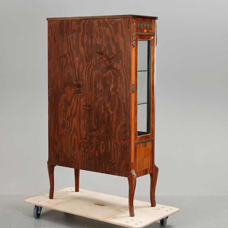 VITRINSKÅP. Louis XVI-stil. 1900-tal.