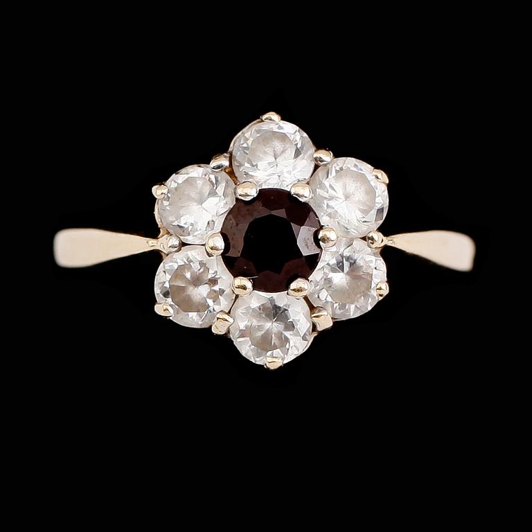 RING, 14 k guld med blå sten omgiven av vita stenar. Total vikta ca 3 gram.