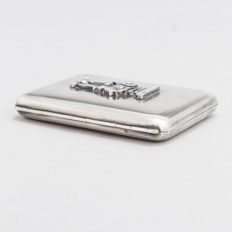 Cigarettetui, silver, med lyra stämplad i Kiev 1828-1887, etuiet stämplat Pjotr Baskakov, Moskva 1908.