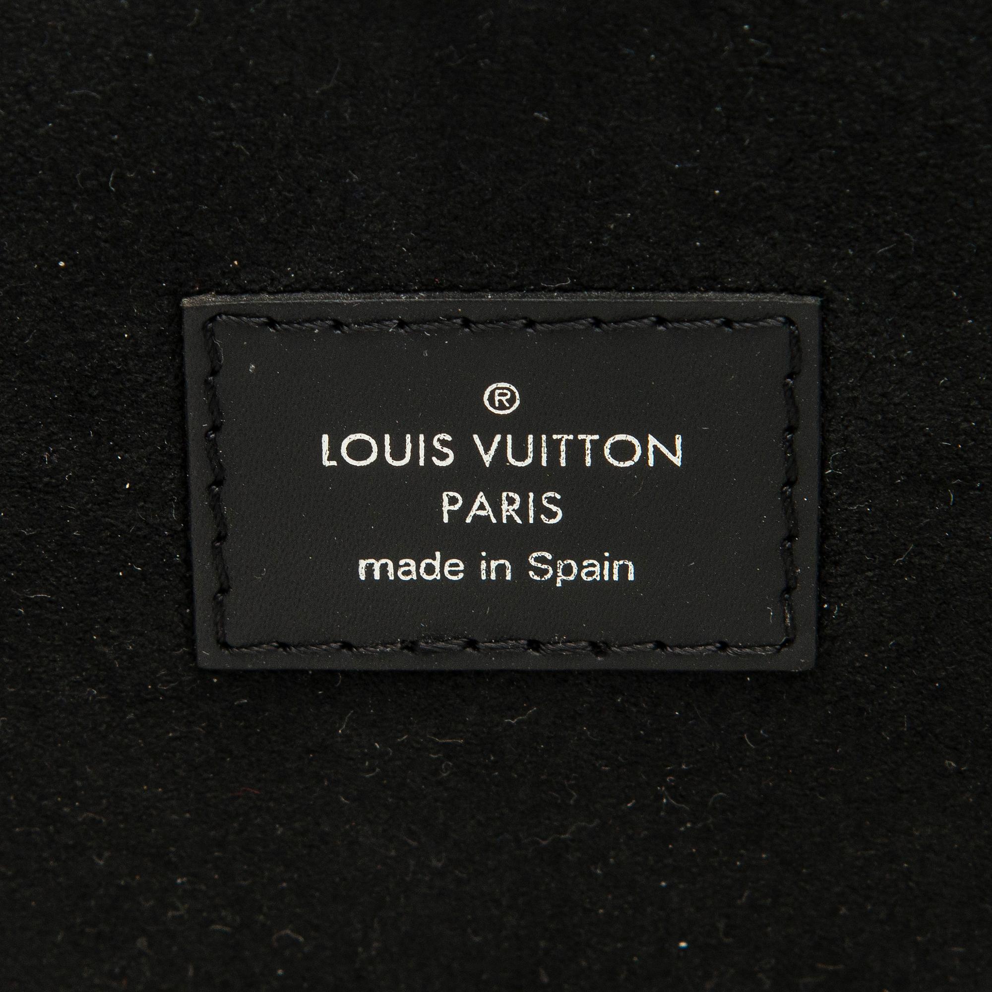 Louis Vuitton, a 'Neverfull MM' bag.
