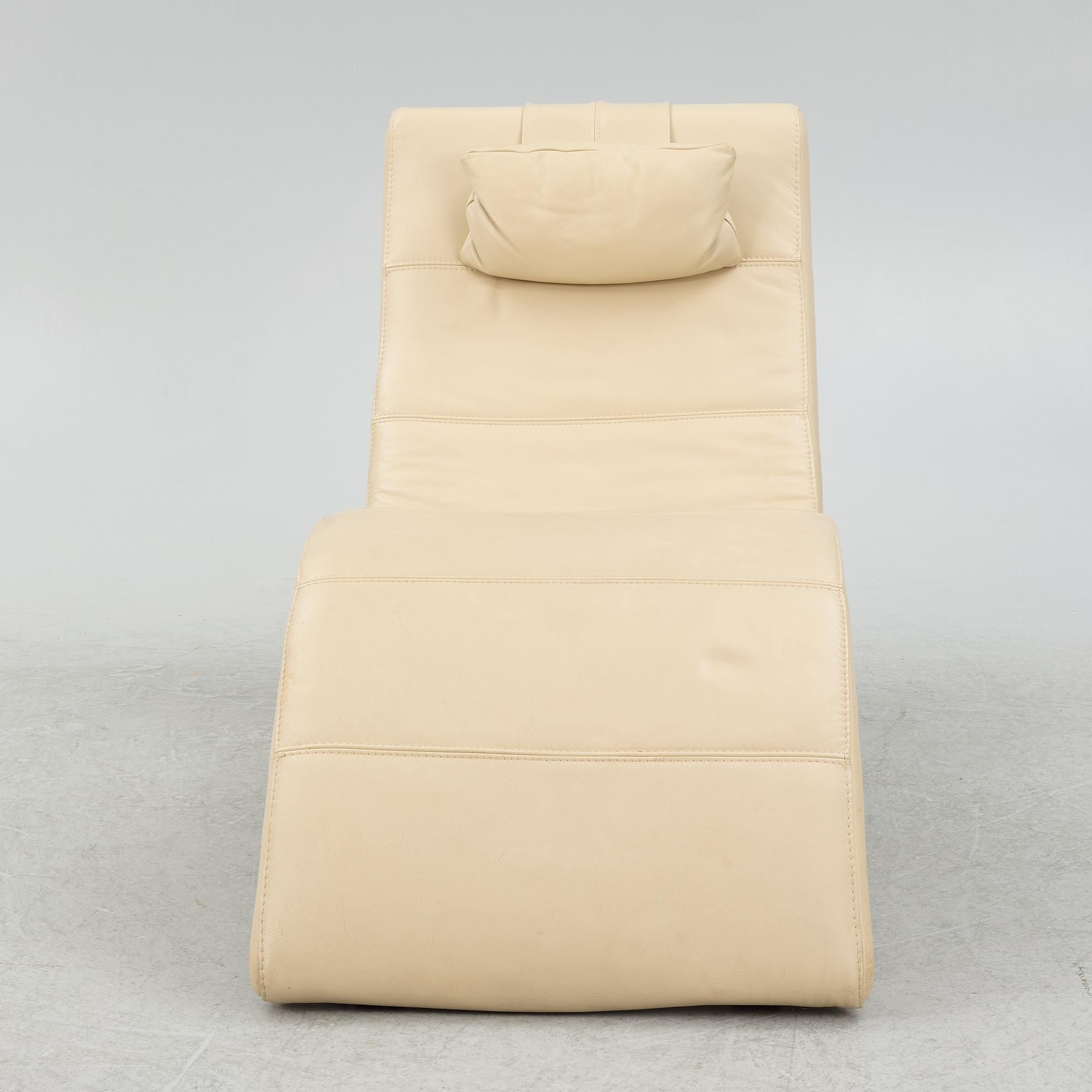 A reclininger, Neiser, contemporary.