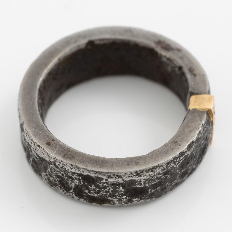Mikael Hamma, Smide & Form, ring, oxidised iron, gold and brilliant-cut diamonds.