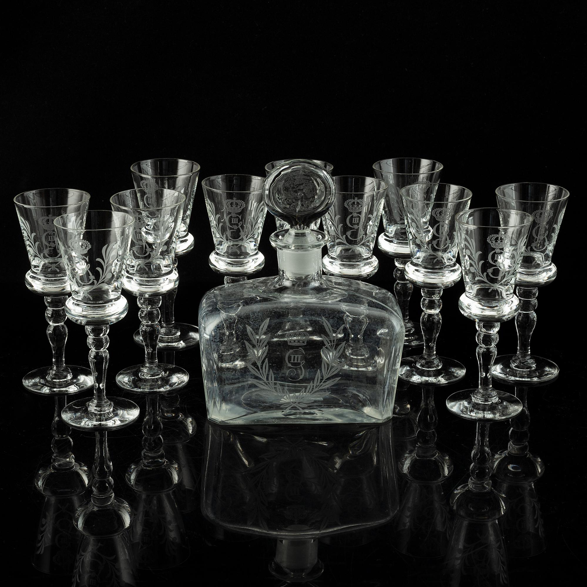 A set of 11 wine glasses and a bottle with stopper, 1900-tal.