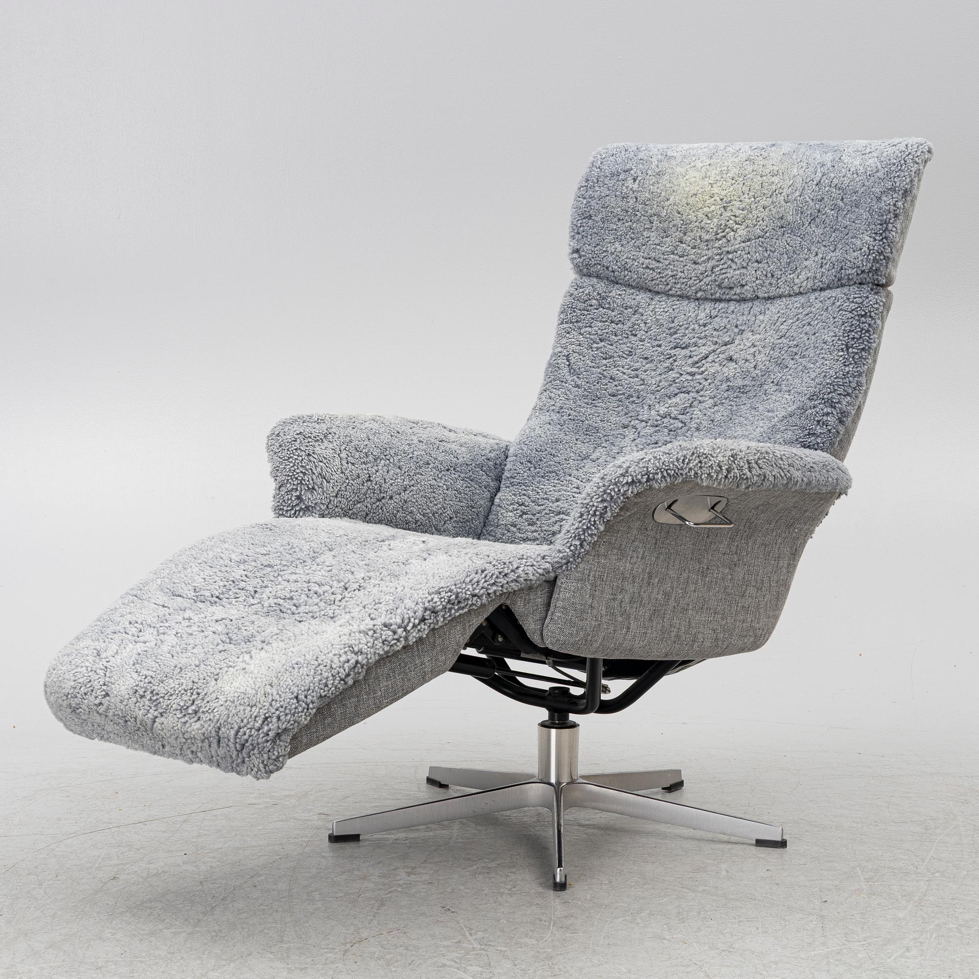 A 'Master' recliner, Conform.