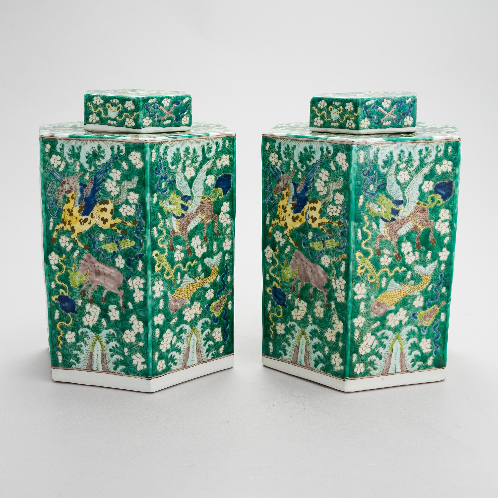 A pair of Chinese porcelain urns with lids, modern manufacturing.