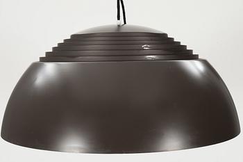 TAKLAMPA, "AJ Pendel", Arne Jacobsen för Louis Poulsen.