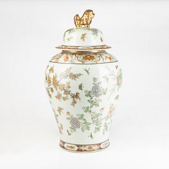 A Chinese porcelain jar, 20th Century.