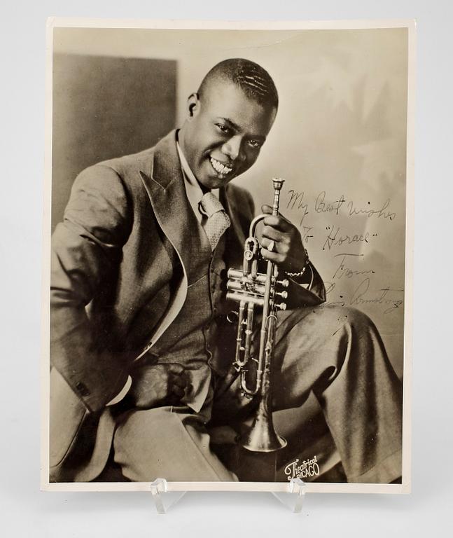 FOTOGRAFI MED AUTOGRAF, Louis Armstrong, egenhändigt signerad och daterat 22/10 -32.