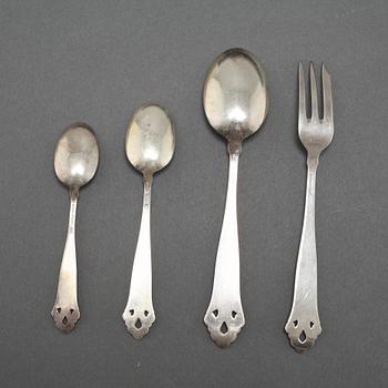 53 dessert silver ware, probably by Thorvald Marthinsen, Norway, 20th century. Weight 767 g.