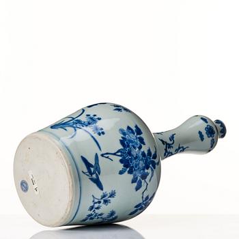 A blue and white Transtional vase, 17th Century.