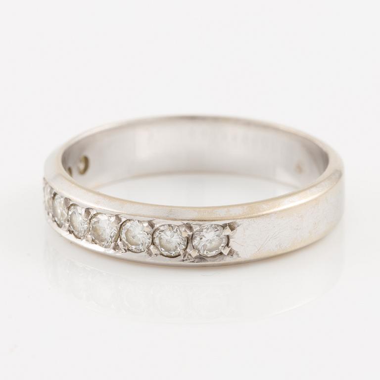 Ring 18K white gold set with round brilliant-cut diamonds.