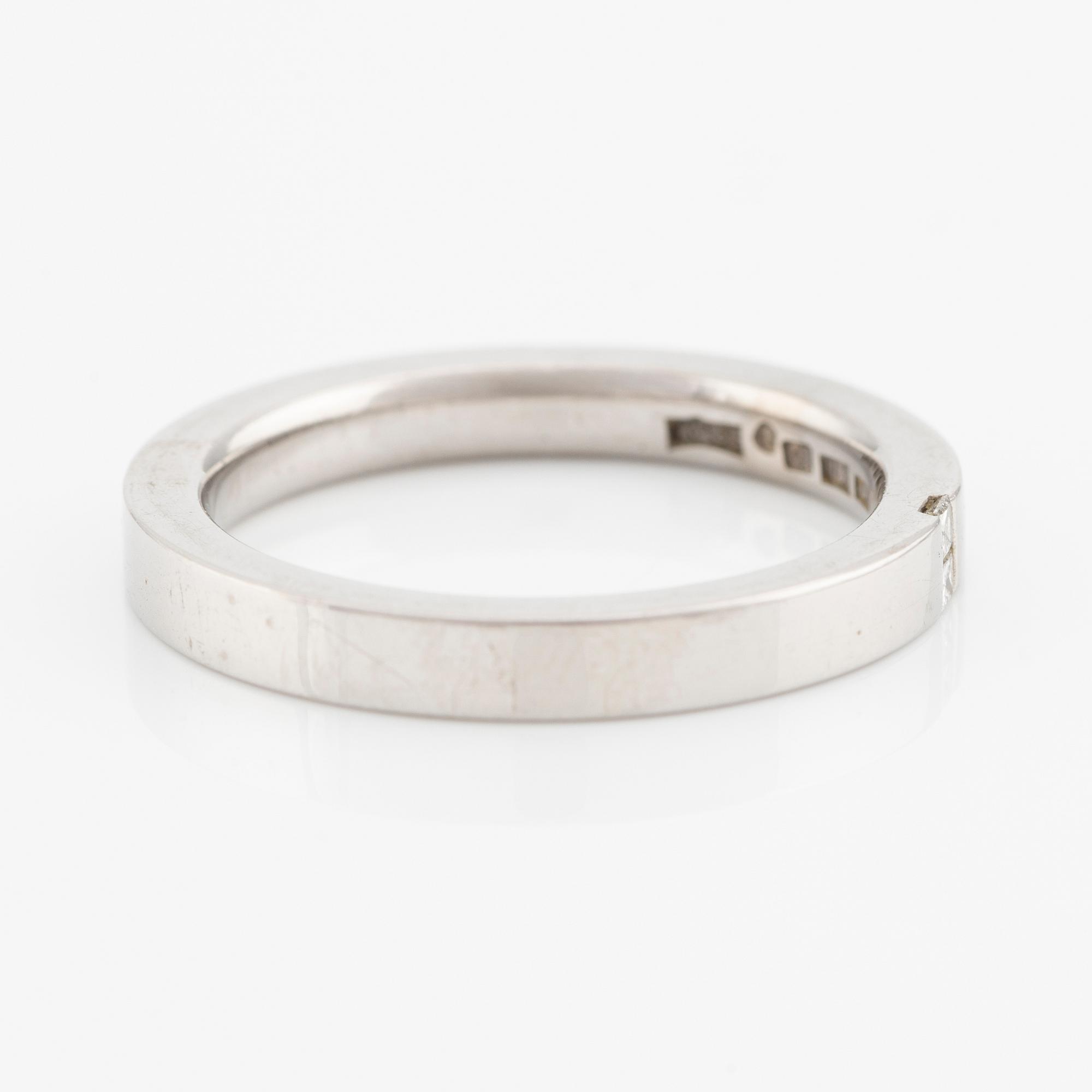 Ring 18K vitguld med prinsesslipade diamanter.